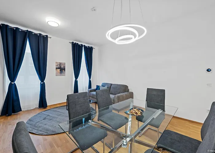 Nuell Residences 13 - 2 Bedrooms Close To Main Station דירה *